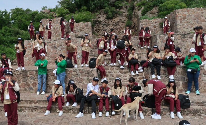 Estudiantes en una excursión escolar a las ruinas mayas de Chichén Itzá