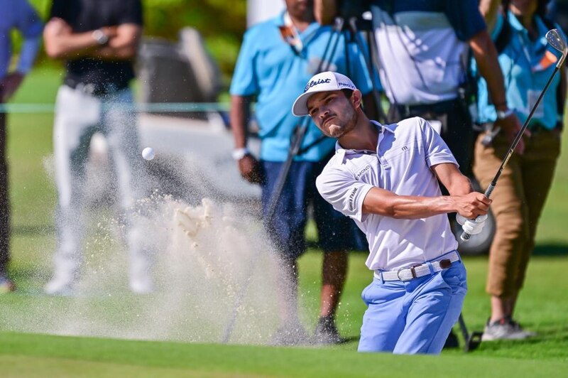 Golfista masculino en acción
