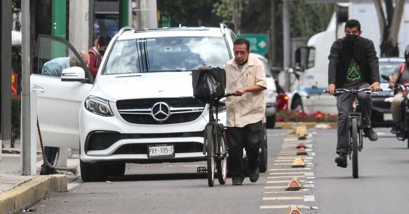 Un ciclista esquivando un Mercedes-Benz en una calle de la Ciudad de México