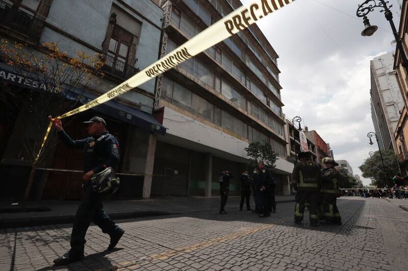 Policía acordonando la zona tras una explosión en un edificio