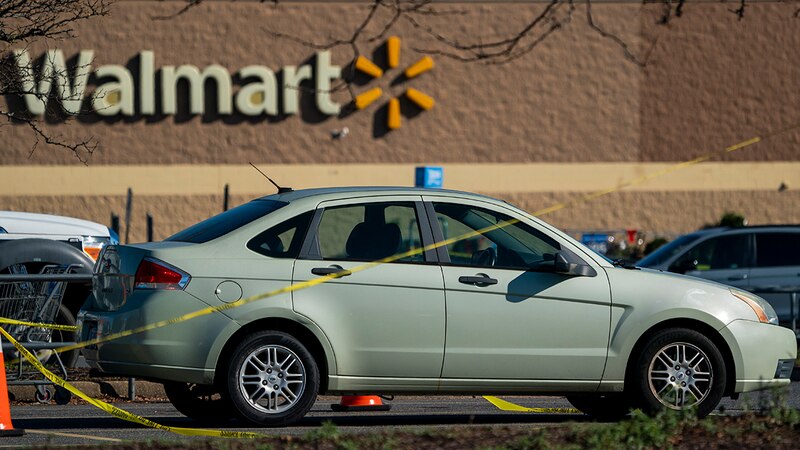 Coche aparcado en el aparcamiento de un Walmart