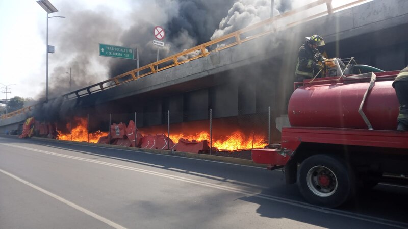Bombero apaga incendio en la Ciudad de México