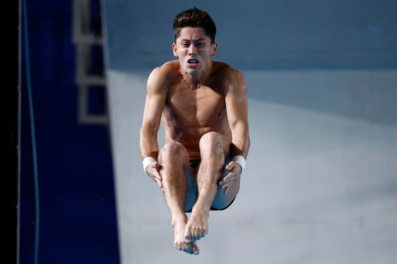 Clavadista mexicano Rommel Pacheco en acción