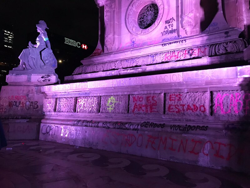 Monumento vandalizado con pintadas feministas en la Ciudad de México