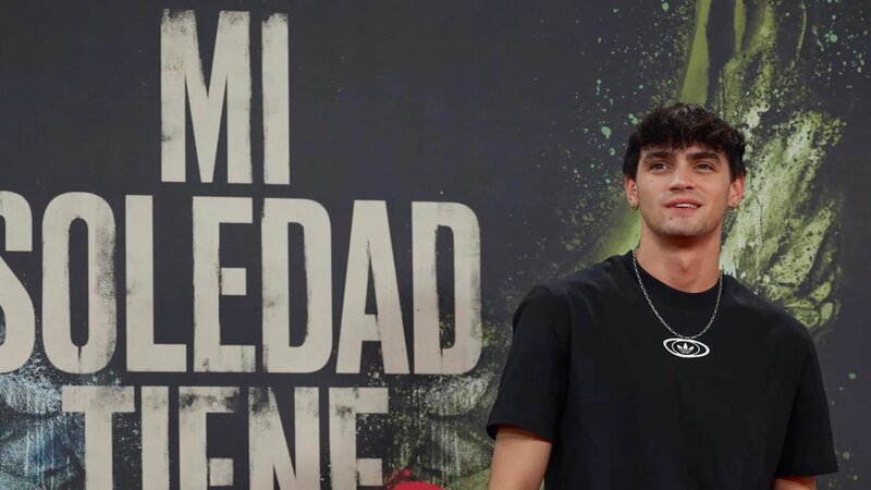 El actor español Omar Ayuso, conocido por su papel de Omar Shanaa en la serie de televisión "Élite", asiste al estreno de la película "Mi soledad tiene alas" en Madrid.