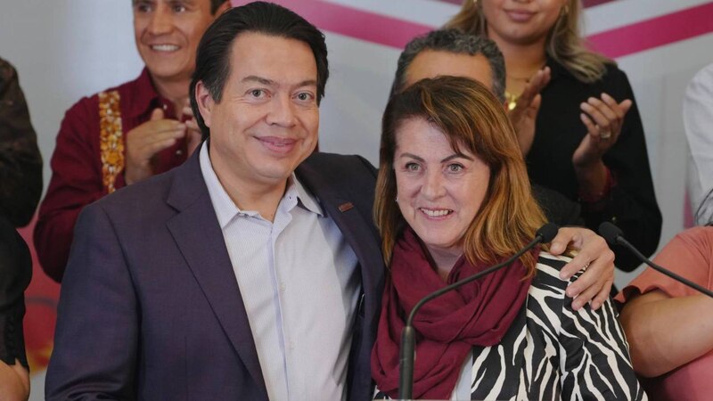 El presidente electo de México, Andrés Manuel López Obrador, y su esposa, Beatriz Gutiérrez Müller, celebran su victoria en las elecciones presidenciales de 2018.