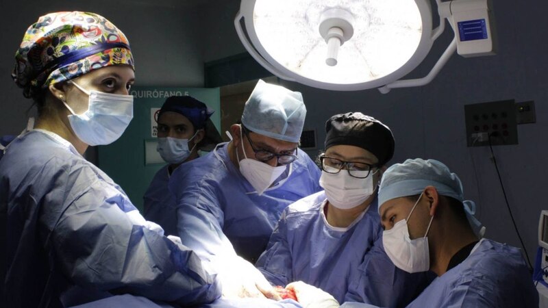 Cirujanos realizan una operación.