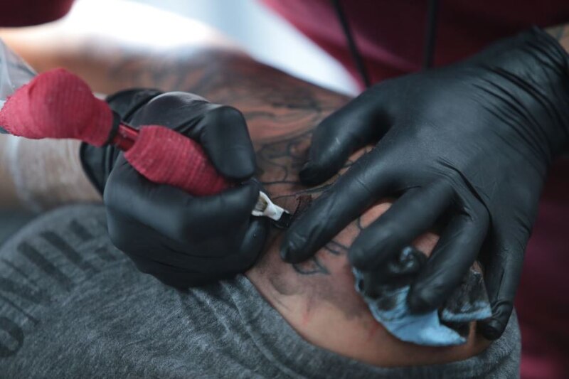 Artista del tatuaje en España crea diseños únicos y personalizados