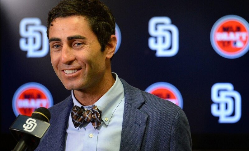El jugador de béisbol Alexei Ramírez sonríe durante una conferencia de prensa.