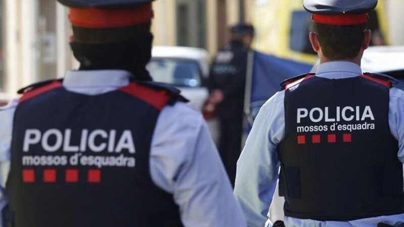 La policía da el alto y detiene a un hombre en la calle