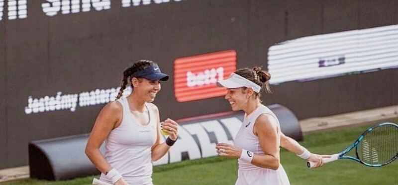 Las tenistas españolas Garbiñe Muguruza y Carla Suárez Navarro celebran su victoria en el Mutua Madrid Open 2019.