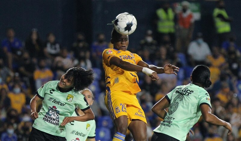 Jugador de fútbol americano en acción