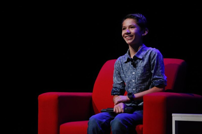 Niño genio da una charla TED