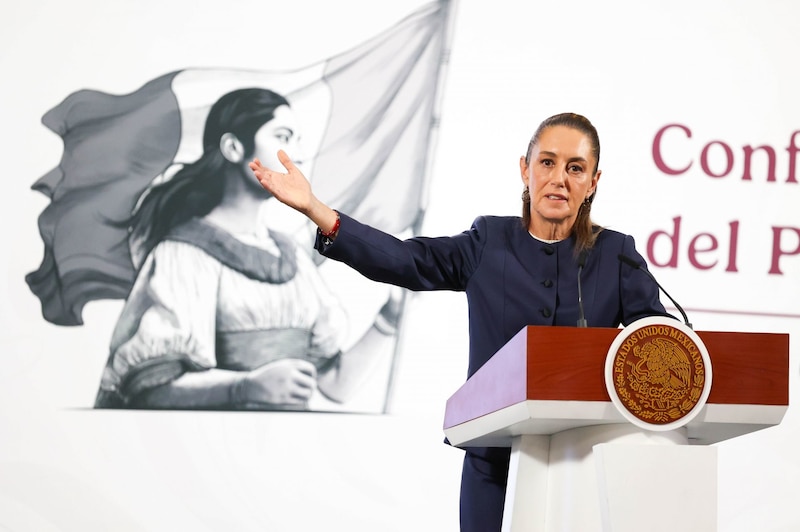 Claudia Sheinbaum, Presidenta de México, y Mario Delgado, titular de la SEP, hablaron sobre las pensiones de los maestros ya que señalan que a través de la Pensiones del Bienestar se logrará que más de la mitad de los maestros de la federación tengan una pensión similar a su último sueldo, esto tras los 12 días de movilizaciones de la CNTE quienes exigen la derogación de la Ley del ISSSTE DEL 2007. La Jefa del Ejecutiva afirmó el dialogo está abierto y que le aparece raro que los maestros estén amagando con boicotear la eleccion del Poder Judicial. Estás afirmaciones durante la mañana del pueblo en Palacio Nacional.