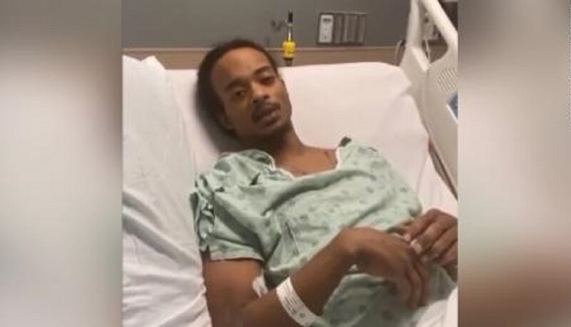 Joven afroamericano en cama de hospital