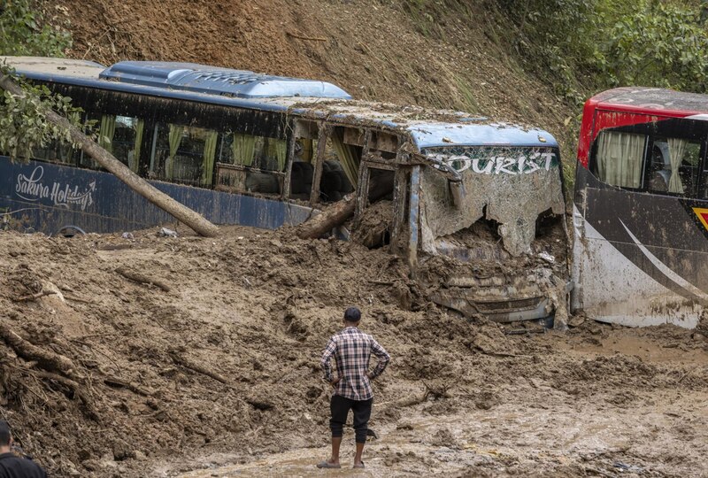 Autobús turístico se accidenta en la carretera