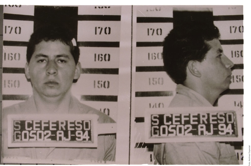 Foto de frente y perfil de un hombre con el pelo corto y oscuro, con una camisa oscura y un número de identificación en el pecho.