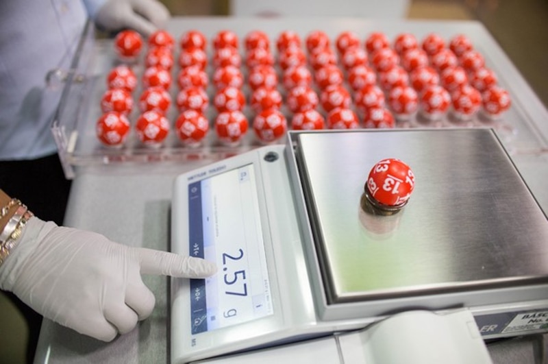 Técnicos de la Lotería Nacional revisan el peso exacto de las esferas utilizadas en el Melate, asegurando condiciones equitativas para cada sorteo. Conoce cómo garantizan la transparencia