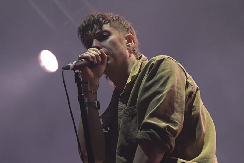 Cantante indie en concierto