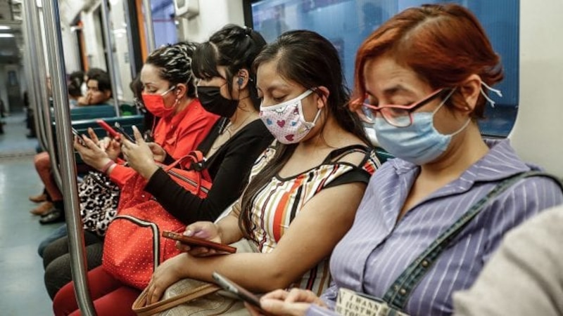 Mujeres en el metro de la Ciudad de México