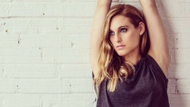 La actriz Dianna Agron posa para una foto.
