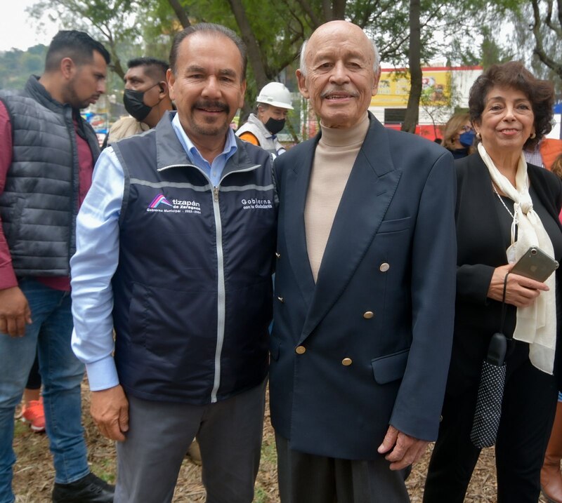 El alcalde de Tizayuca, Juan Núñez, saluda a un hombre adulto mayor durante un evento público.
