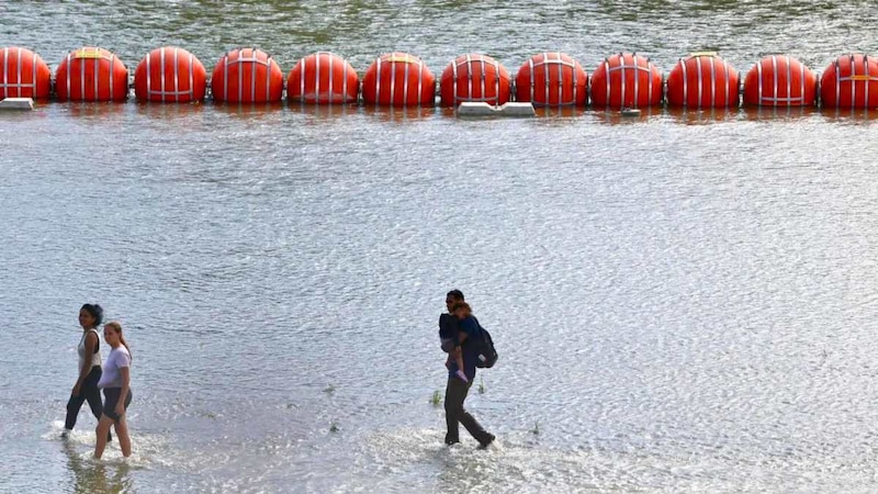 Migrantes cruzan el río Bravo hacia Estados Unidos