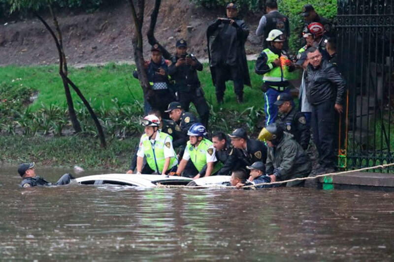 Rescate de un coche en una inundación