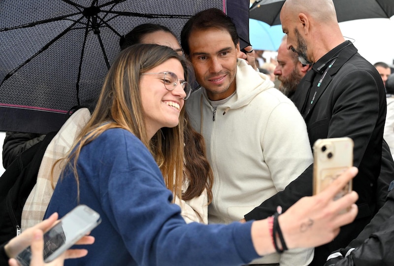 Rafael Nadal se toma una foto con una fan