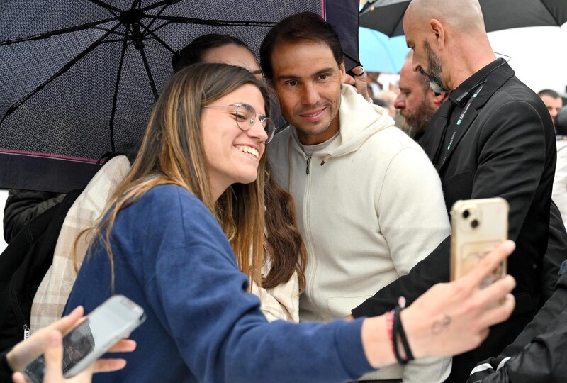 Rafael Nadal se toma una foto con una fan