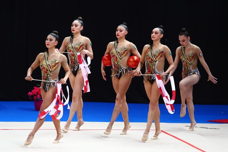 Gimnastas rítmicas españolas realizan una coreografía con pelotas y cintas