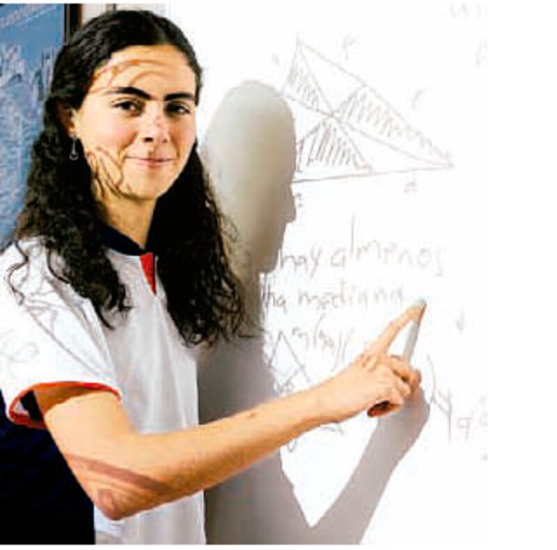 Profesora de matemáticas en la pizarra