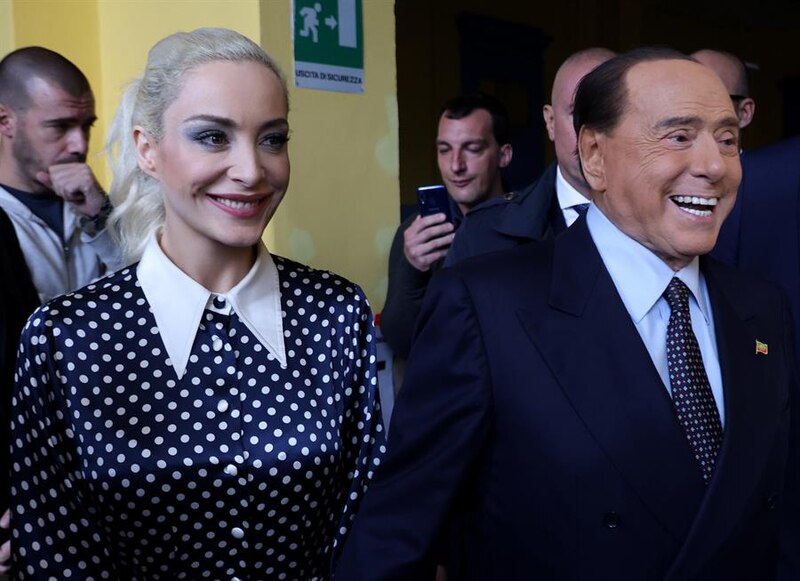 Silvio Berlusconi y Marta Fascina, su pareja 32 años menor, juntos en un acto político