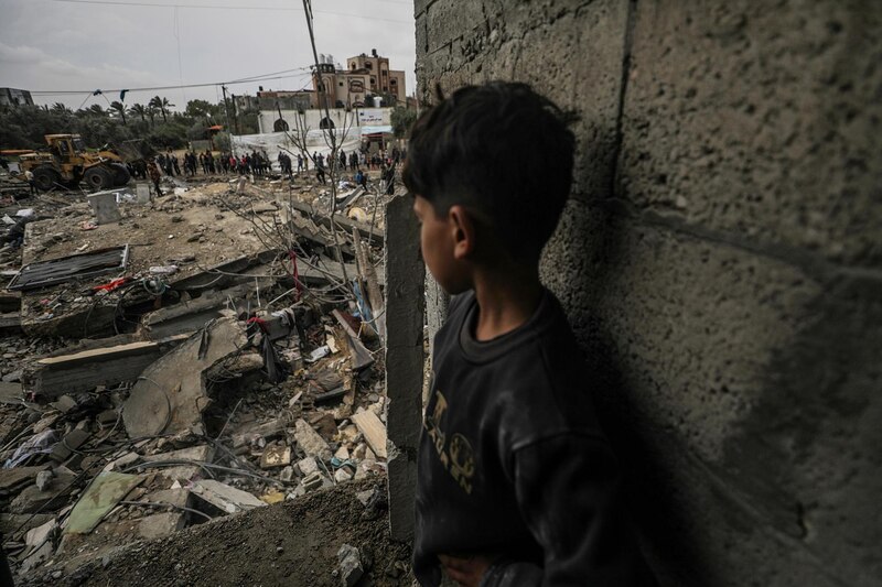 Niño sirio mira la destrucción de su hogar