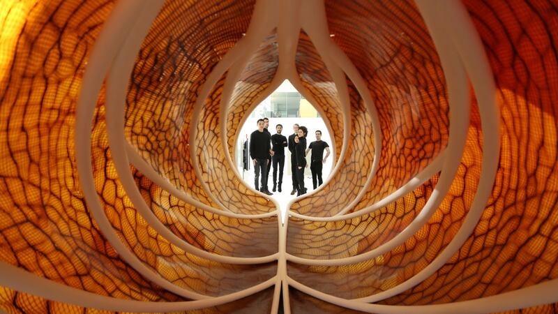 Escultura de madera con forma de flor