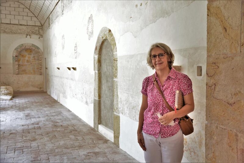 Mujer en el interior de un convento