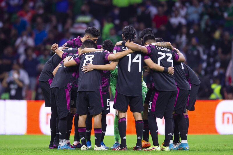 Jugadores del Club América se abrazan en círculo.