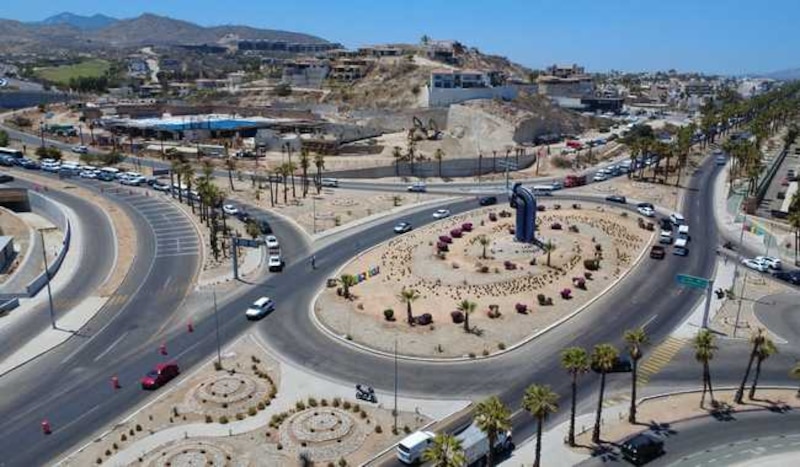 Vista de la Glorieta Fonatur en obras, con maquinaria trabajando en el paso a desnivel