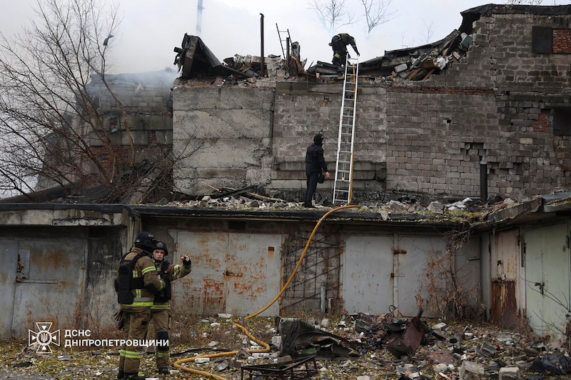 Imagen del impacto del misil intercontinental que lanzó Rusia a Ucrania durante la guerra el jueves 21 de noviembre y que dejó al mens dos personas heridas en Dnipró.