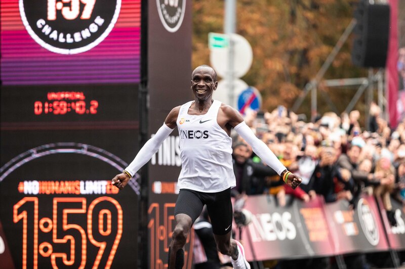 Eliud Kipchoge rompe la barrera de las 2 horas en el maratón de Valencia