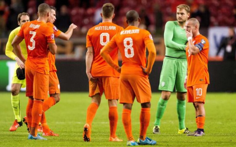 La selección holandesa de fútbol se lamenta tras perder la final de la Copa del Mundo de 2010.