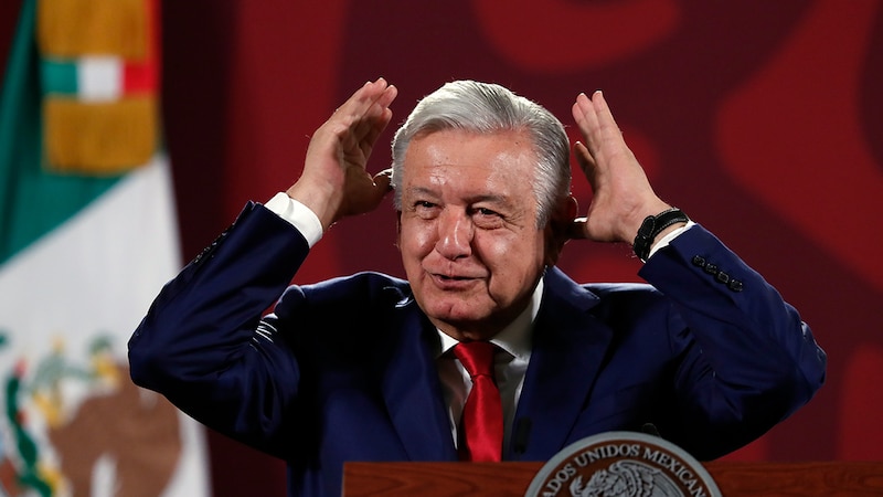 El presidente López Obrador se muestra frustrado durante una conferencia de prensa.