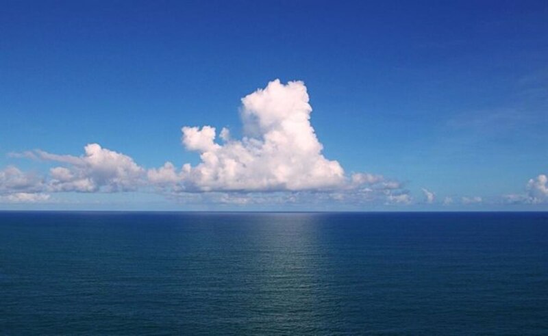 Impresionante imagen de una nube sobre el mar