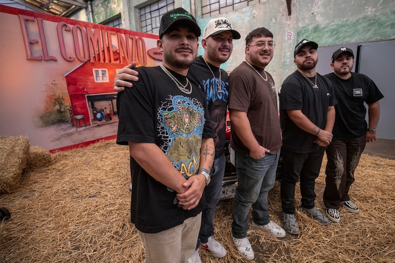 Grupo de hombres posando para una foto