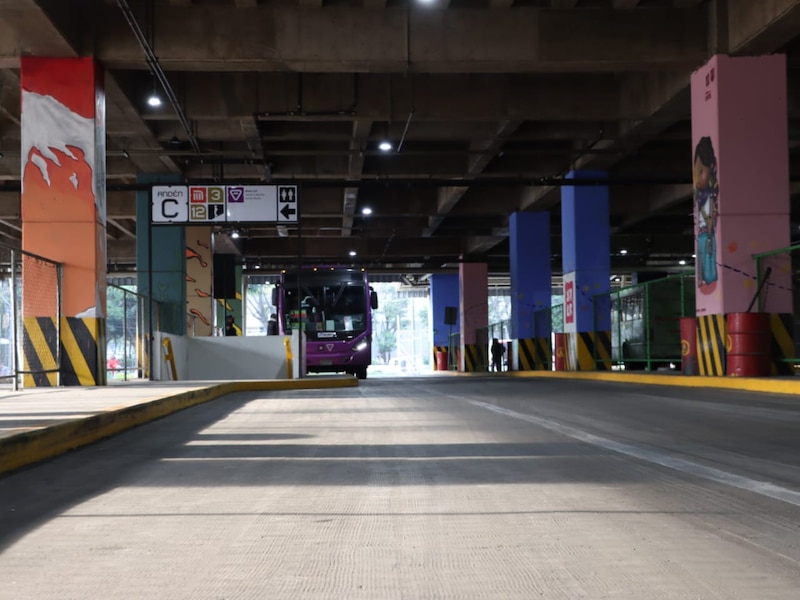 Autobús urbano en una estación