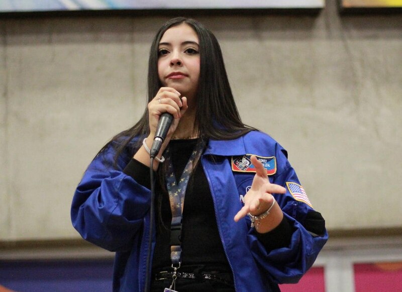 La astronauta puertorriqueña, Alyssa Carson, da una conferencia sobre su experiencia en el espacio.