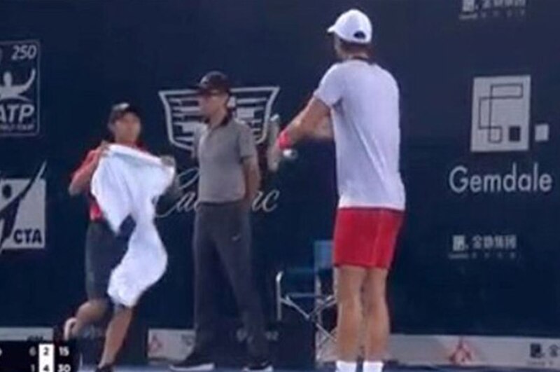 Nadal se seca el sudor con una toalla durante un partido de tenis