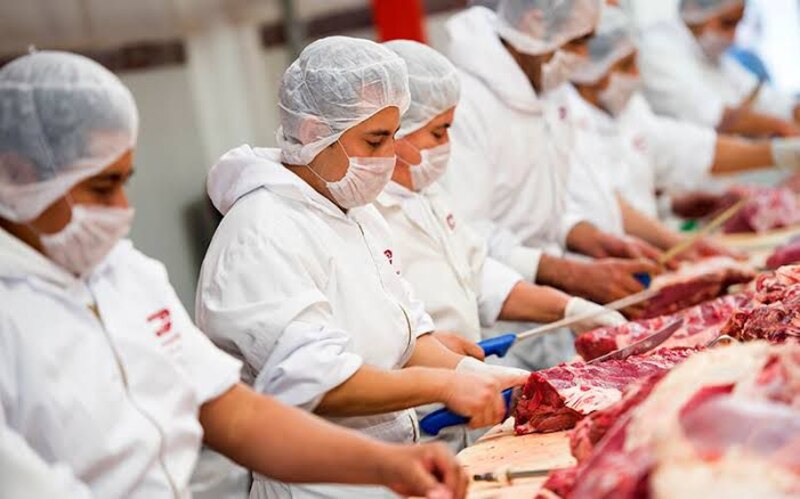 Carnicería: Trabajadores cortando carne