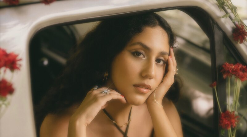 Mujer joven en un coche