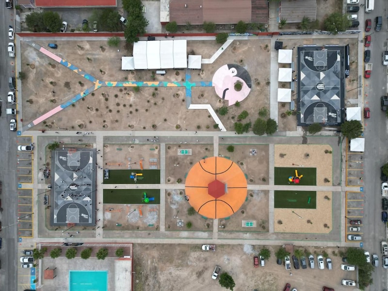 Vista panorámica de las canchas de básquetbol renovadas en la plaza Mirasierra Spurs de Saltillo